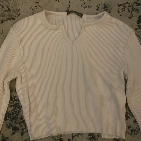 Brandy Melville- Paige V-Neck top - Picture 2 of 3